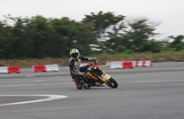 バイクを運転する様子