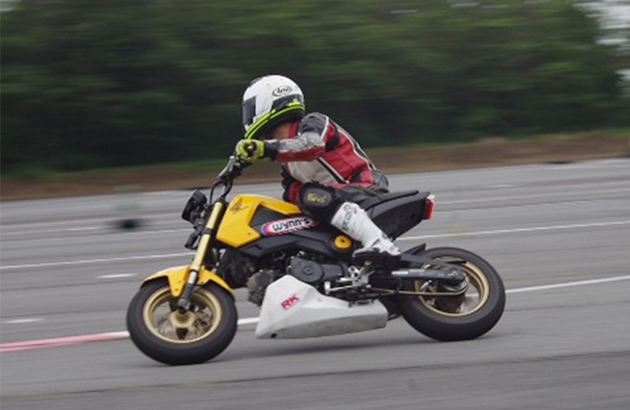 バイクを運転する様子